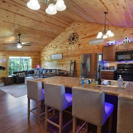 Enchanted Forest Cabin And Teepee! Lights & Laser Show! Private Hot Tub! Unique Stay! 세비어빌 외부 사진