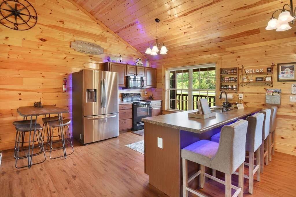 Enchanted Forest Cabin And Teepee! Lights & Laser Show! Private Hot Tub! Unique Stay! 세비어빌 외부 사진