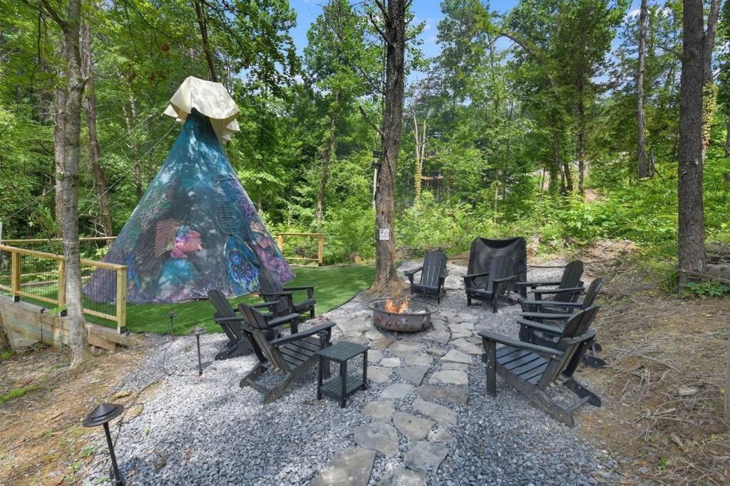 Enchanted Forest Cabin And Teepee! Lights & Laser Show! Private Hot Tub! Unique Stay! 세비어빌 외부 사진