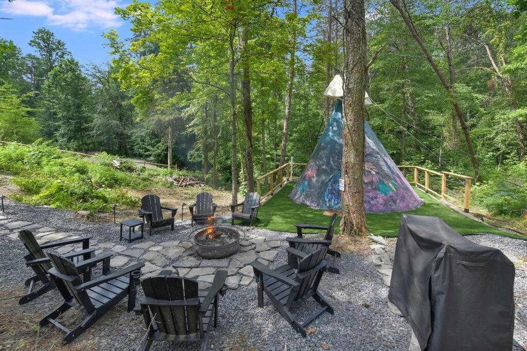 Enchanted Forest Cabin And Teepee! Lights & Laser Show! Private Hot Tub! Unique Stay! 세비어빌 외부 사진