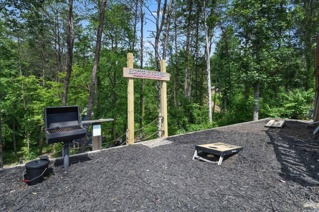 Enchanted Forest Cabin And Teepee! Lights & Laser Show! Private Hot Tub! Unique Stay! 세비어빌 외부 사진