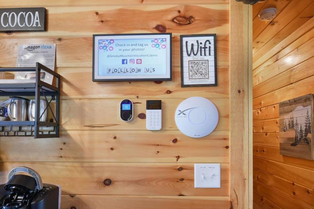 Enchanted Forest Cabin And Teepee! Lights & Laser Show! Private Hot Tub! Unique Stay! 세비어빌 외부 사진