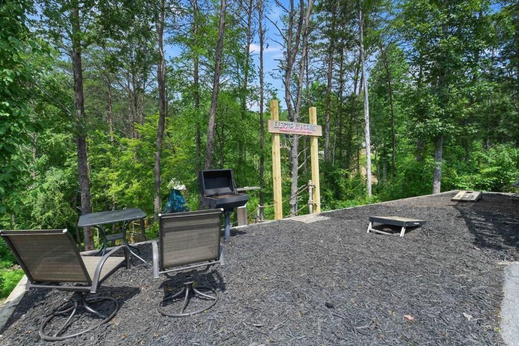 Enchanted Forest Cabin And Teepee! Lights & Laser Show! Private Hot Tub! Unique Stay! 세비어빌 외부 사진