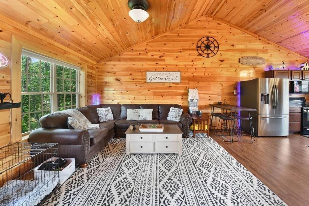 Enchanted Forest Cabin And Teepee! Lights & Laser Show! Private Hot Tub! Unique Stay! 세비어빌 외부 사진