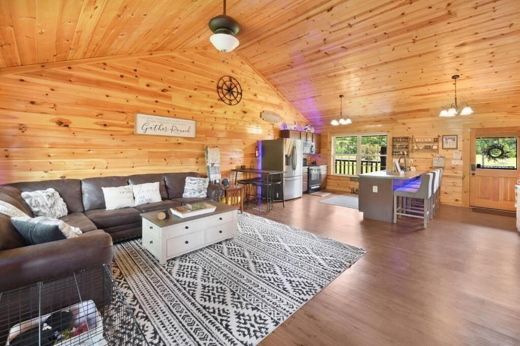 Enchanted Forest Cabin And Teepee! Lights & Laser Show! Private Hot Tub! Unique Stay! 세비어빌 외부 사진