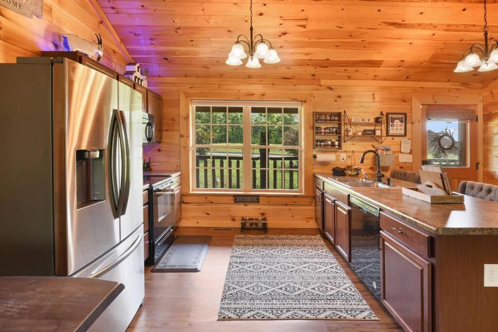 Enchanted Forest Cabin And Teepee! Lights & Laser Show! Private Hot Tub! Unique Stay! 세비어빌 외부 사진