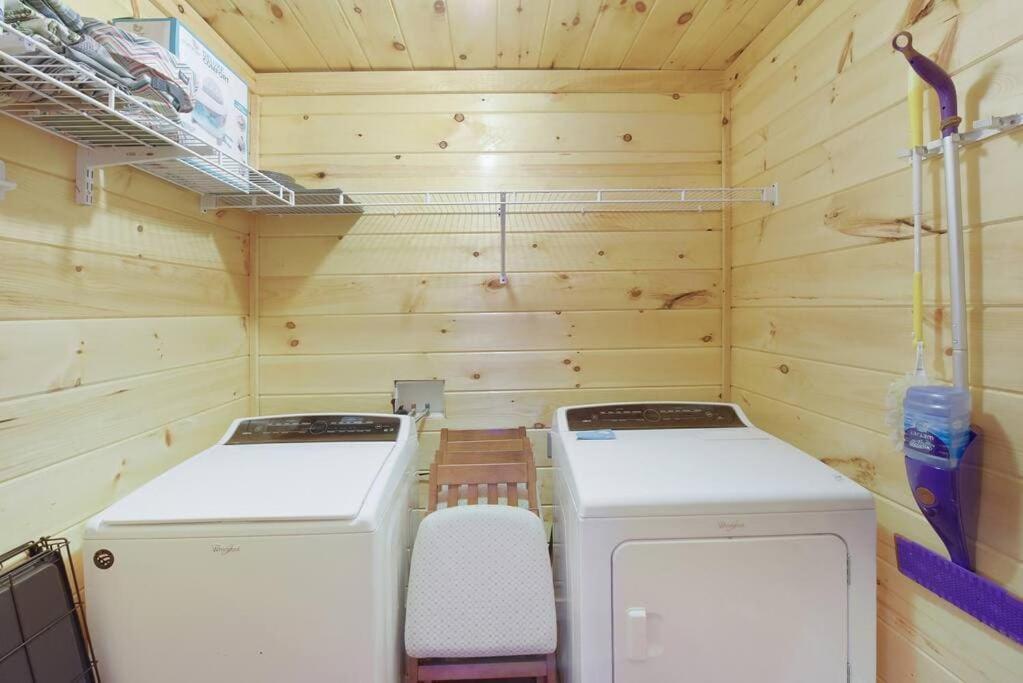 Enchanted Forest Cabin And Teepee! Lights & Laser Show! Private Hot Tub! Unique Stay! 세비어빌 외부 사진