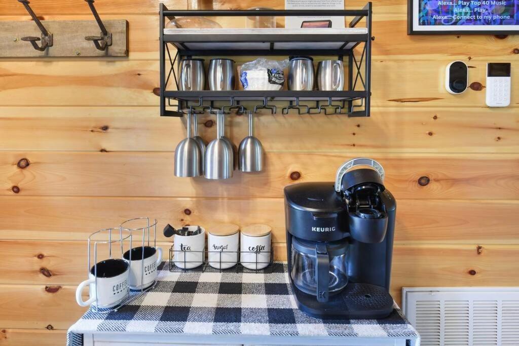 Enchanted Forest Cabin And Teepee! Lights & Laser Show! Private Hot Tub! Unique Stay! 세비어빌 외부 사진