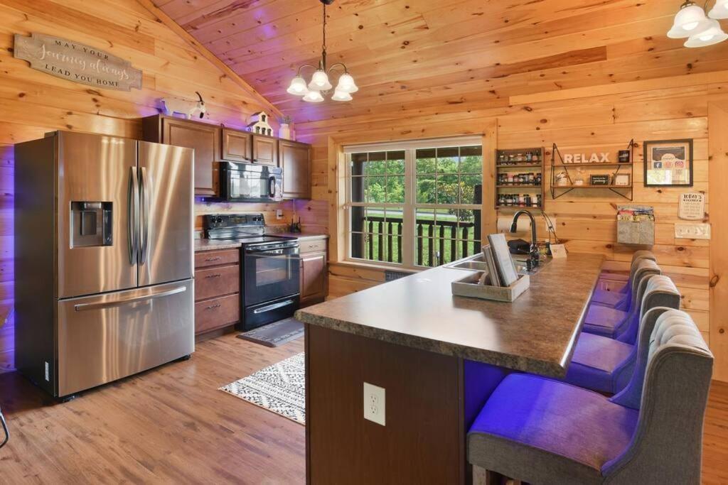 Enchanted Forest Cabin And Teepee! Lights & Laser Show! Private Hot Tub! Unique Stay! 세비어빌 외부 사진