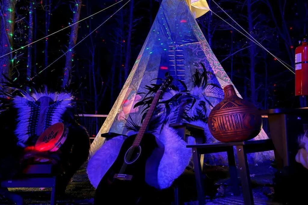 Enchanted Forest Cabin And Teepee! Lights & Laser Show! Private Hot Tub! Unique Stay! 세비어빌 외부 사진