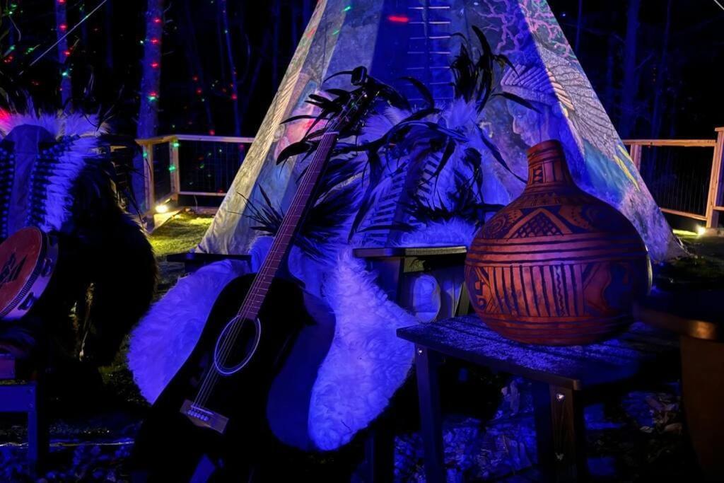 Enchanted Forest Cabin And Teepee! Lights & Laser Show! Private Hot Tub! Unique Stay! 세비어빌 외부 사진
