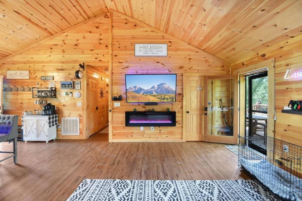 Enchanted Forest Cabin And Teepee! Lights & Laser Show! Private Hot Tub! Unique Stay! 세비어빌 외부 사진