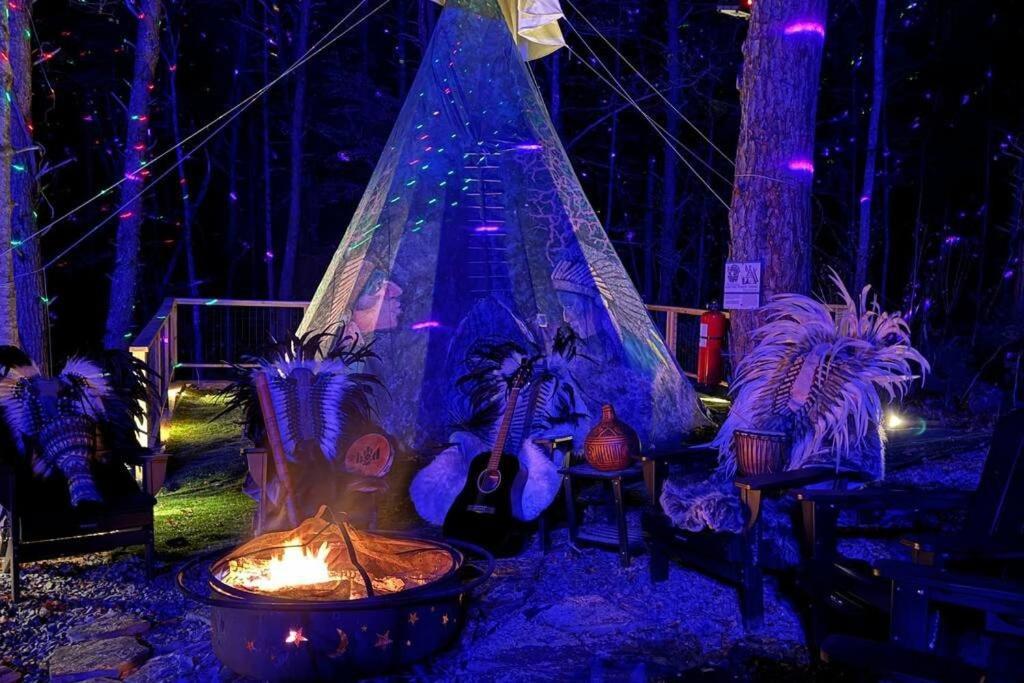 Enchanted Forest Cabin And Teepee! Lights & Laser Show! Private Hot Tub! Unique Stay! 세비어빌 외부 사진