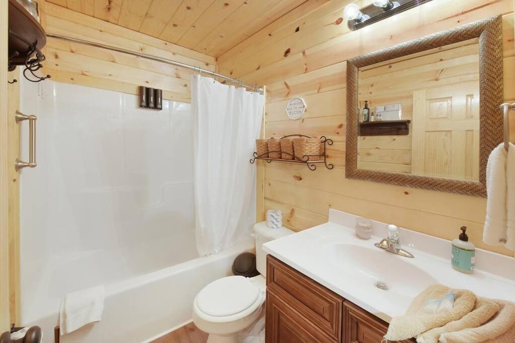 Enchanted Forest Cabin And Teepee! Lights & Laser Show! Private Hot Tub! Unique Stay! 세비어빌 외부 사진