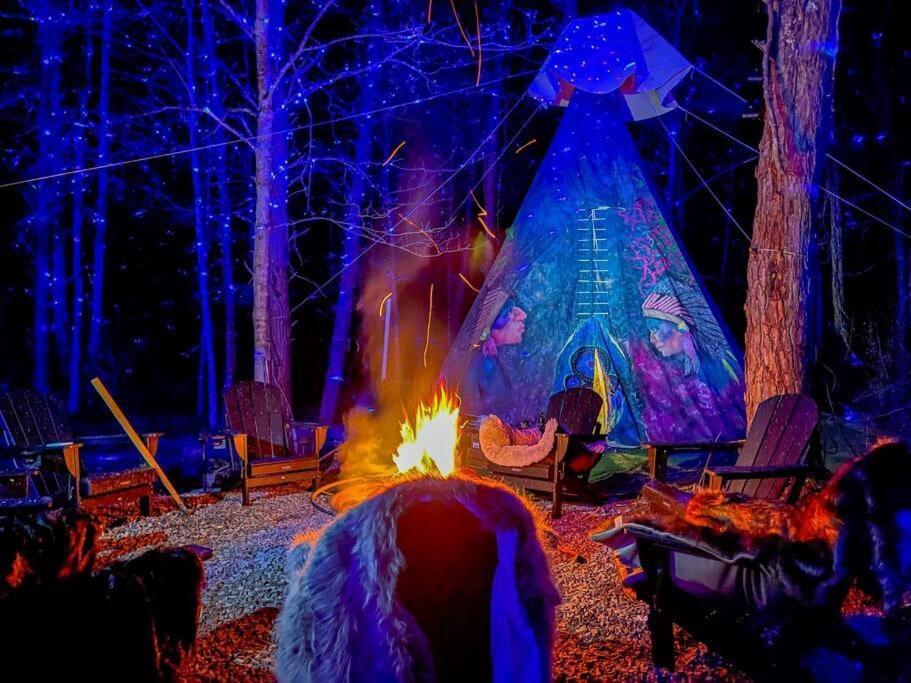 Enchanted Forest Cabin And Teepee! Lights & Laser Show! Private Hot Tub! Unique Stay! 세비어빌 외부 사진