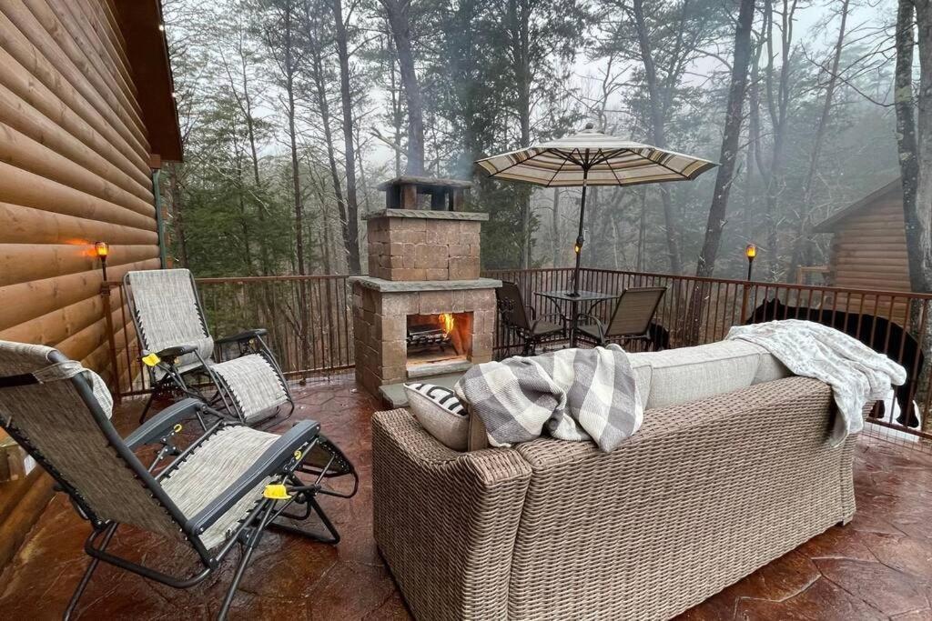 Enchanted Forest Cabin And Teepee! Lights & Laser Show! Private Hot Tub! Unique Stay! 세비어빌 외부 사진