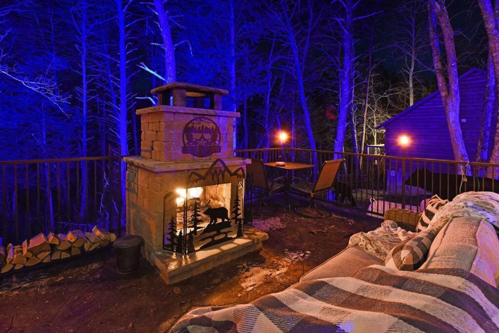 Enchanted Forest Cabin And Teepee! Lights & Laser Show! Private Hot Tub! Unique Stay! 세비어빌 외부 사진