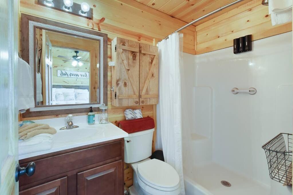 Enchanted Forest Cabin And Teepee! Lights & Laser Show! Private Hot Tub! Unique Stay! 세비어빌 외부 사진