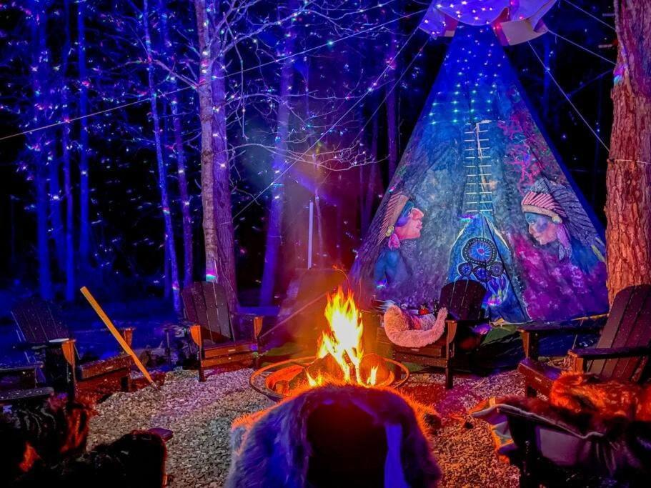 Enchanted Forest Cabin And Teepee! Lights & Laser Show! Private Hot Tub! Unique Stay! 세비어빌 외부 사진