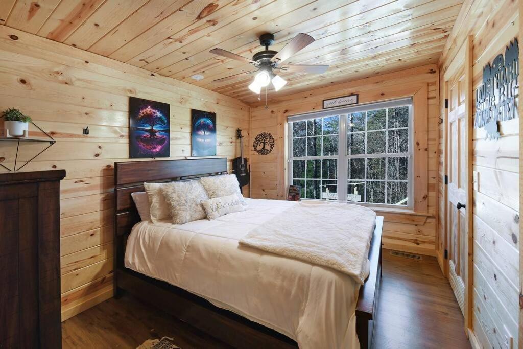 Enchanted Forest Cabin And Teepee! Lights & Laser Show! Private Hot Tub! Unique Stay! 세비어빌 외부 사진