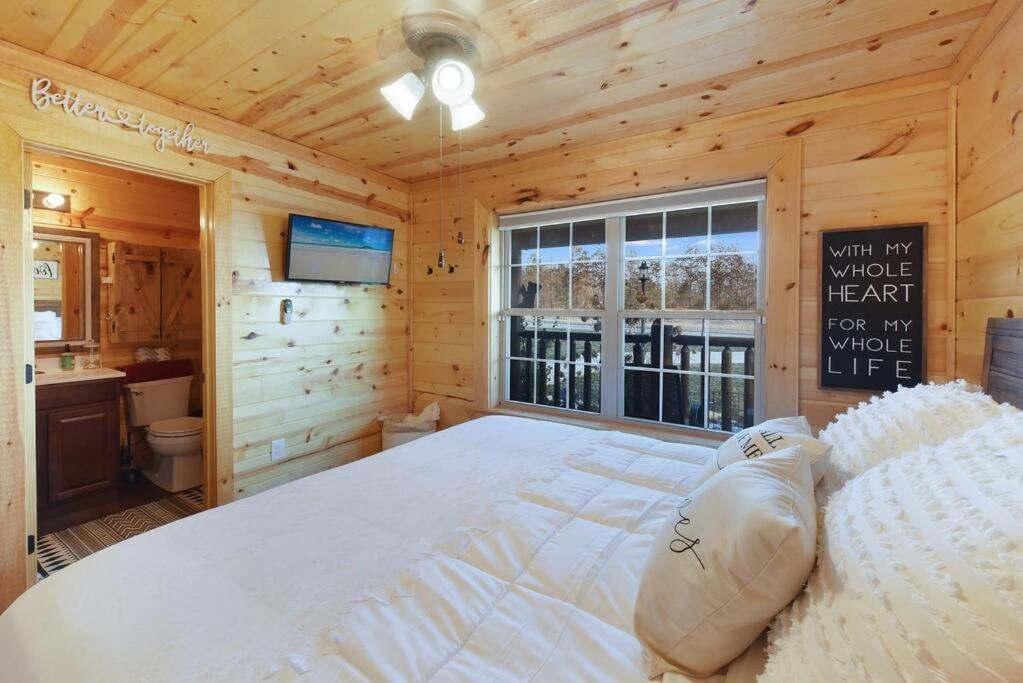 Enchanted Forest Cabin And Teepee! Lights & Laser Show! Private Hot Tub! Unique Stay! 세비어빌 외부 사진