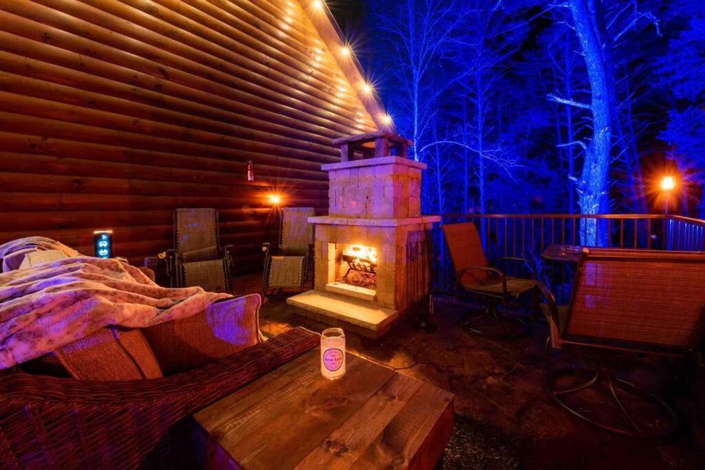 Enchanted Forest Cabin And Teepee! Lights & Laser Show! Private Hot Tub! Unique Stay! 세비어빌 외부 사진