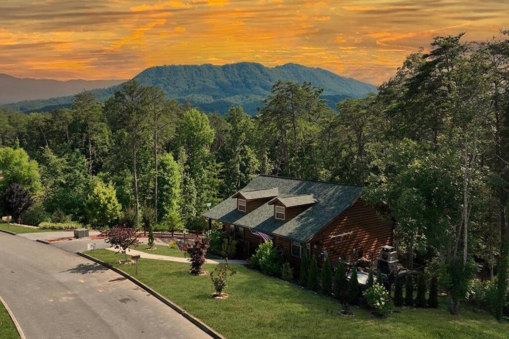 Enchanted Forest Cabin And Teepee! Lights & Laser Show! Private Hot Tub! Unique Stay! 세비어빌 외부 사진